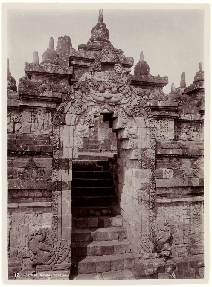 KITLV - 28607 - Kurkdjian - Soerabaja - Gate of the Borobudur - circa 1912