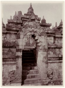 KITLV - 28607 - Kurkdjian - Soerabaja - Gate of the Borobudur - circa 1912