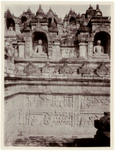 KITLV - 28611 - Kurkdjian - Soerabaja - Reliefs and statues of Buddha at Borobudur - circa 1912