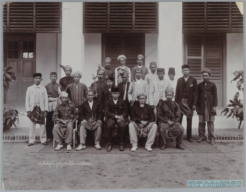 KITLV - 7823 - Lambert & Co., G.R. - Singapore - The Rajas of Negeri Sembilan and their retinue - circa 1900