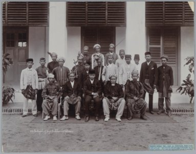 KITLV - 7823 - Lambert & Co., G.R. - Singapore - The Rajas of Negeri Sembilan and their retinue - circa 1900
