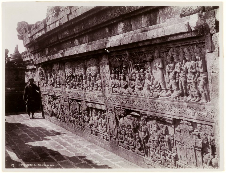 KITLV - 28619 - Kurkdjian - Soerabaja - Gallery at the Borobudur - circa 1912