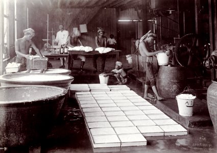 KITLV - 78524 - Kurkdjian - Sourabaia-Java - Men at work in a rubber factory, probably in Java - circa 1915