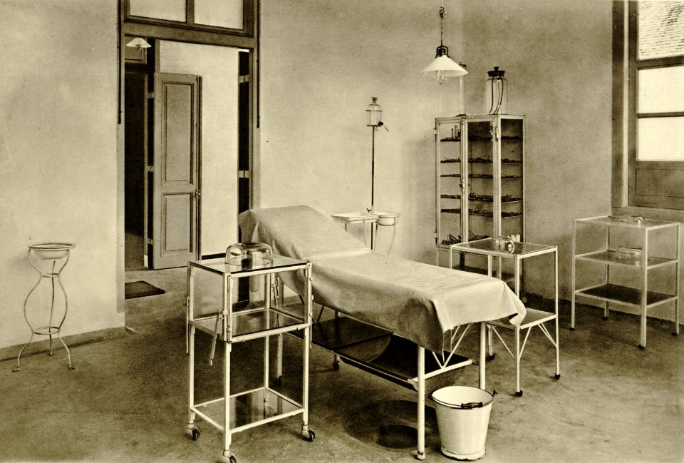 KITLV - 78293 - Kleingrothe, C.J. - Medan - Operating room of a hospital in the Amsterdam Deli Company at Padang Bulan near Medan, Sumatra - circa 1900
