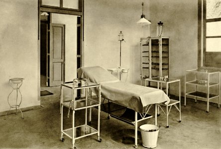 KITLV - 78293 - Kleingrothe, C.J. - Medan - Operating room of a hospital in the Amsterdam Deli Company at Padang Bulan near Medan, Sumatra - circa 1900