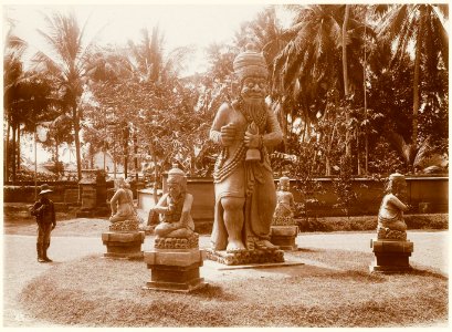 KITLV - 28623 - Kurkdjian, N.V. Photografisch Atelier O. - Soerabaja - Statues at a temple in Bali - circa 1912
