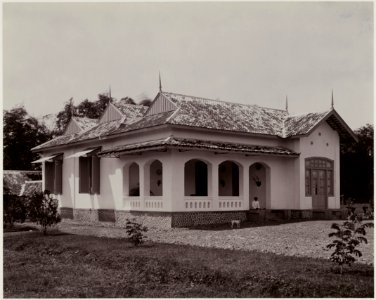 KITLV - 28627 - Kurkdjian - Soerabaja - European house in the Dutch East Indies - circa 1912