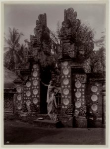 KITLV - 28631 - Kurkdjian, N.V. Photografisch Atelier O. - Soerabaja - Balinese woman in a temple gate - circa 1912