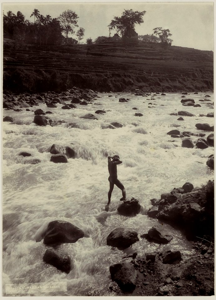 KITLV - 28635 - Kurkdjian - Soerabaja - Boy bathing in a river on Java - circa 1912
