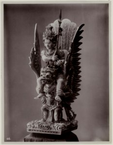 KITLV - 28639 - Kurkdjian, N.V. Photografisch Atelier O. - Soerabaja - Balinese wood carvings - circa 1912