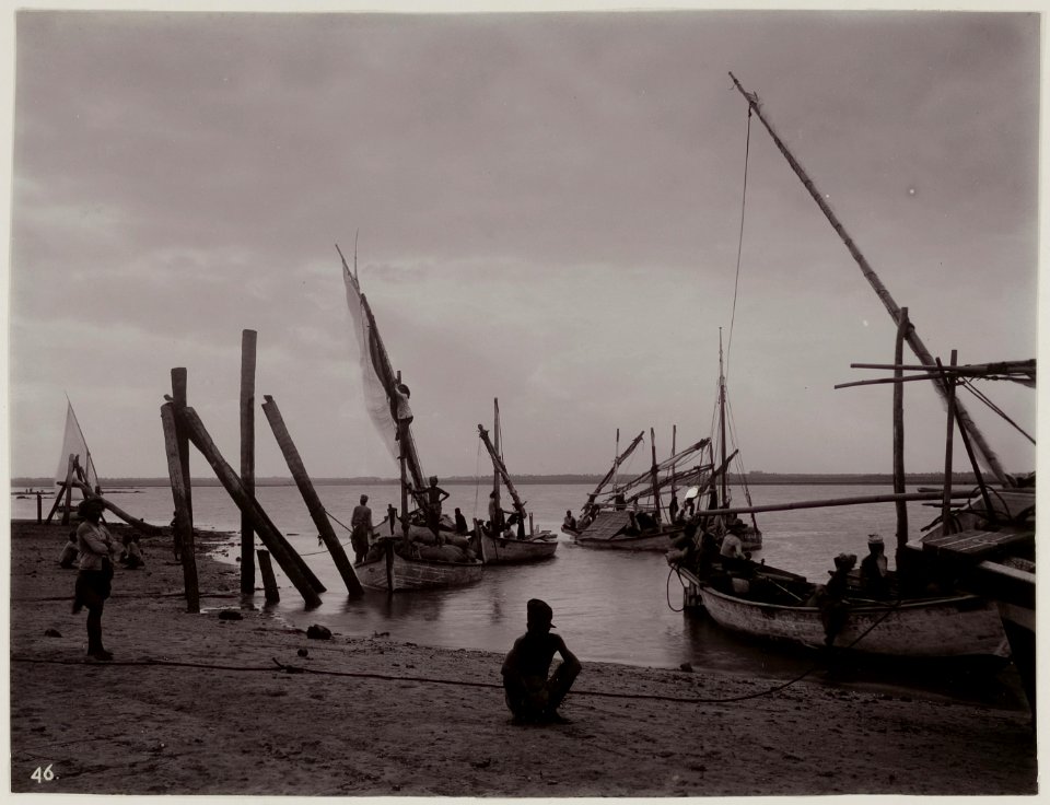 KITLV - 28643 - Kurkdjian, N.V. Photografisch Atelier O. - Soerabaja - Balinese sail boats on the bank of a river - circa 1912
