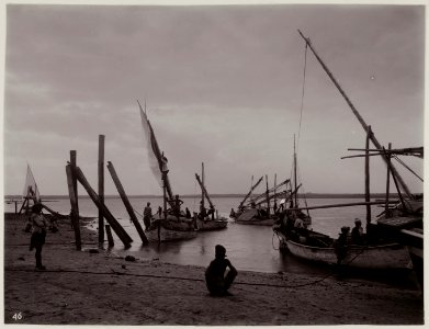 KITLV - 28643 - Kurkdjian, N.V. Photografisch Atelier O. - Soerabaja - Balinese sail boats on the bank of a river - circa 1912