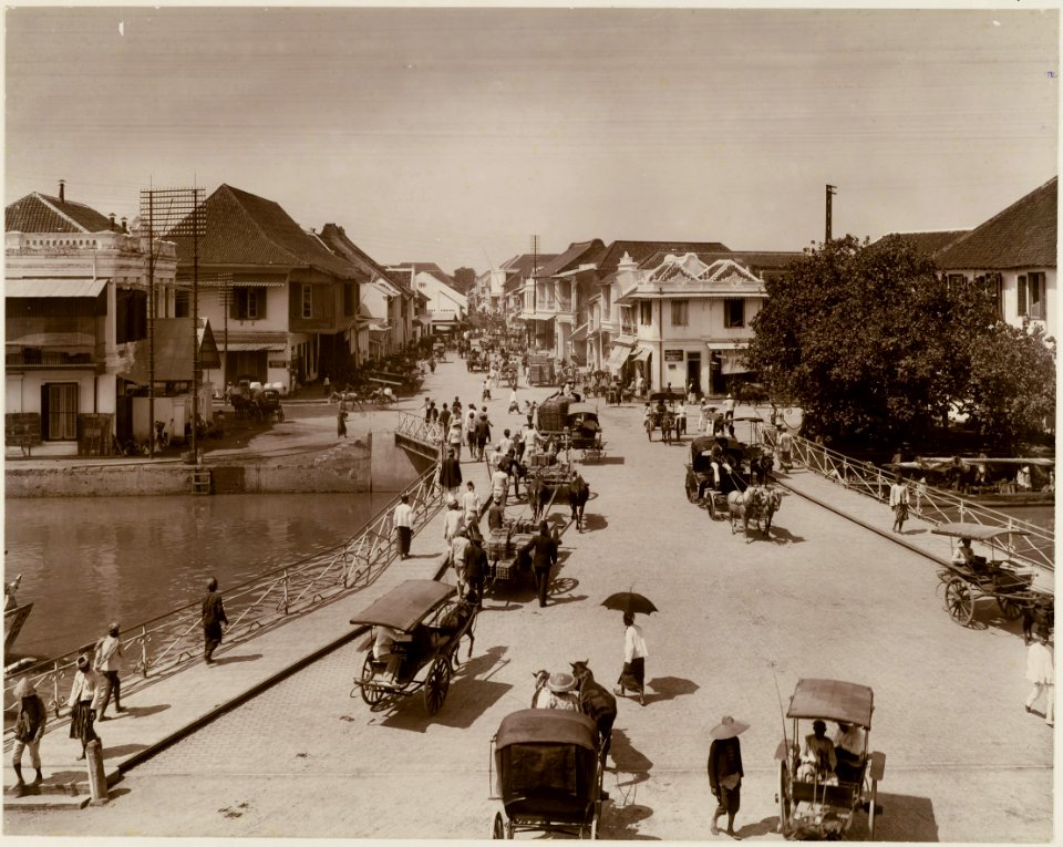 KITLV - 28763 - Kurkdjian, Ohannes - Soerabaja - Roode Brug (Red Bridge) in Surabaya - circa 1900