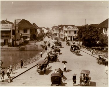 KITLV - 28763 - Kurkdjian, Ohannes - Soerabaja - Roode Brug (Red Bridge) in Surabaya - circa 1900