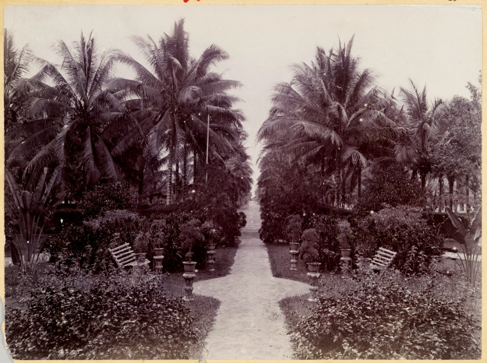KITLV - 28998 - Kleingrothe, C.J. - Medan - Park at Muntok on Bangka - circa 1890