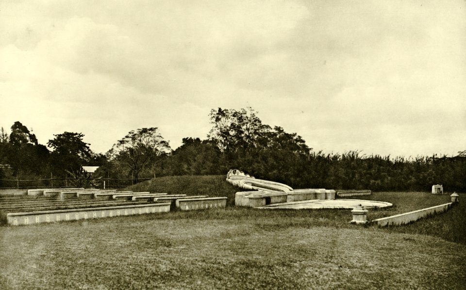 KITLV - 78334 - Kleingrothe, C.J. - Medan - Cemetery of Chinese coolies at Padang Bulan near Medan, Sumatra - circa 1900