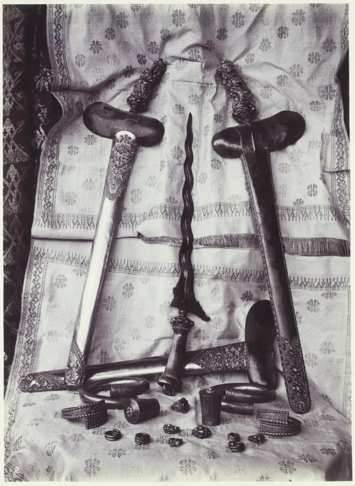 KITLV - 3878 - Kurkdjian - Soerabaja - Balinese daggers and jewelry - circa 1912