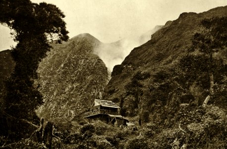 KITLV - 78342 - Kleingrothe, C.J. - Medan - Log cabin on the slopes of the Mount Sibayak in the east coast of Sumatra - circa 1905