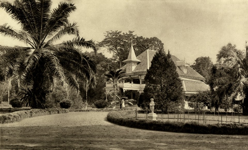 KITLV - 78472 - Kleingrothe, C.J. - Medan - Administrator's house on the plantation in Sungai Krio, Deli- - circa 1903