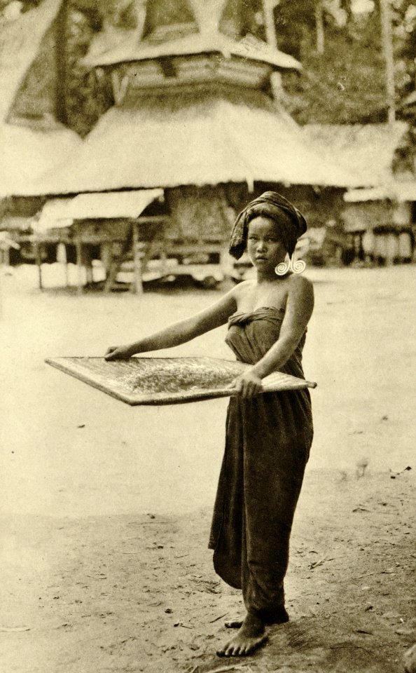 KITLV - 78480 - Kleingrothe, C.J. - Medan - Karo Batak woman on the east coast of Sumatra - circa 1905