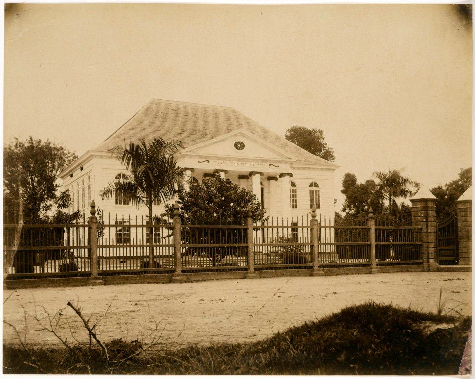 KITLV - 39035 - Muller, Julius Eduard - Paramaribo - High German-Jewish (Dutch-Jewish) synagogue Neve Salom in the Keizerstraat in Paramaribo - circa 1885