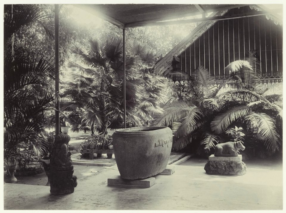 KITLV - 2952 - Kurkdjian - Soerabaja - House of Mr. A. Paets tot Gansoyen with Javanese antiquities in Sawahan, Surabaya - 1909