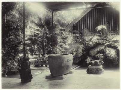 KITLV - 2952 - Kurkdjian - Soerabaja - House of Mr. A. Paets tot Gansoyen with Javanese antiquities in Sawahan, Surabaya - 1909