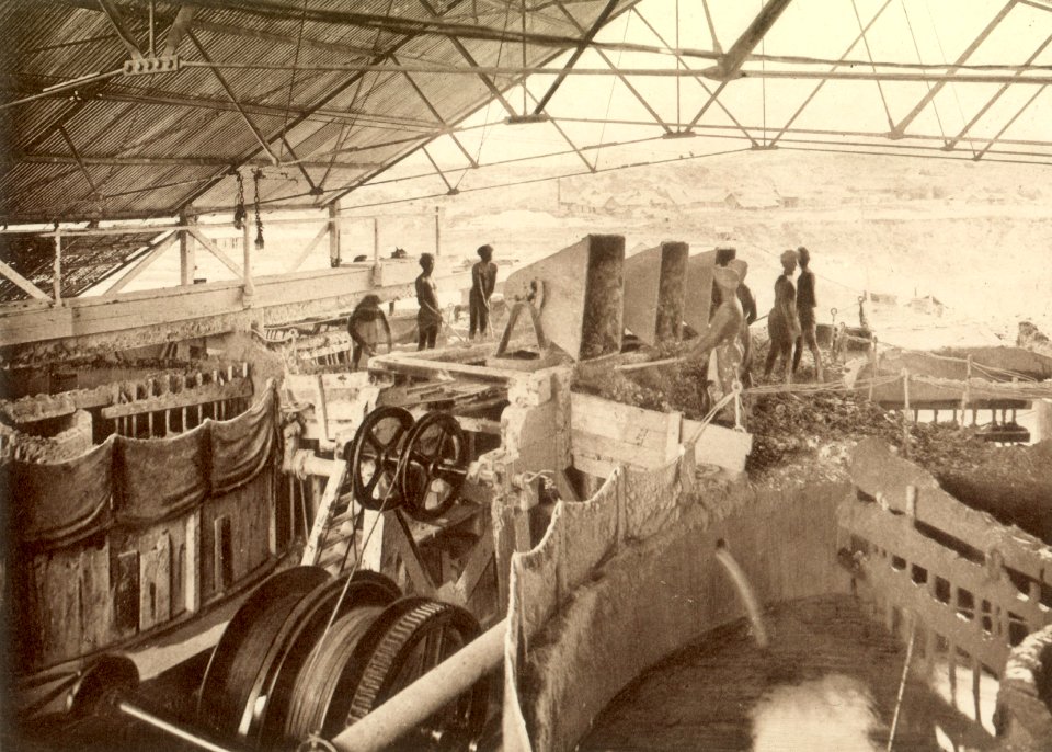 KITLV - 79959 - Kleingrothe, C.J. - Medan - Puddling machinery, presumably at a tin mine in Sungai Besi in Kuala Lumpur - circa 1910