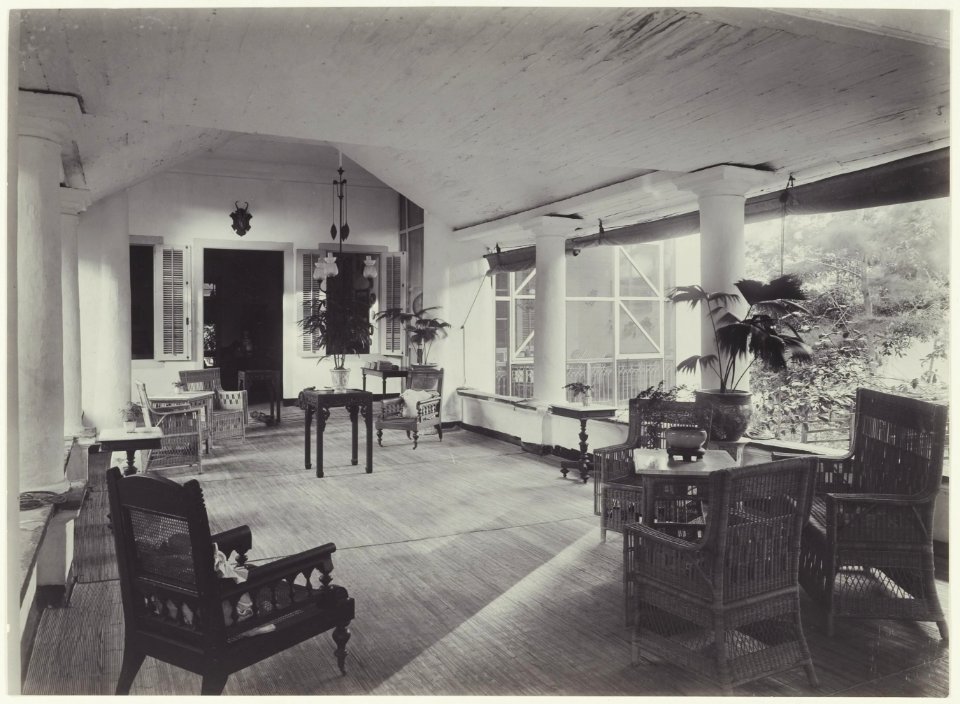 KITLV - 2956 - Kurkdjian - Soerabaja - Porch of the house of Mr. A. Paets tot Gansoyen in Sawahan, Surabaya - 1909