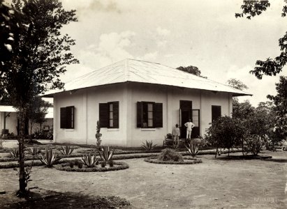 KITLV - 78534 - Kurkdjian - Sourabaia-Java - House, presumably on a plantation in Java - circa 1915
