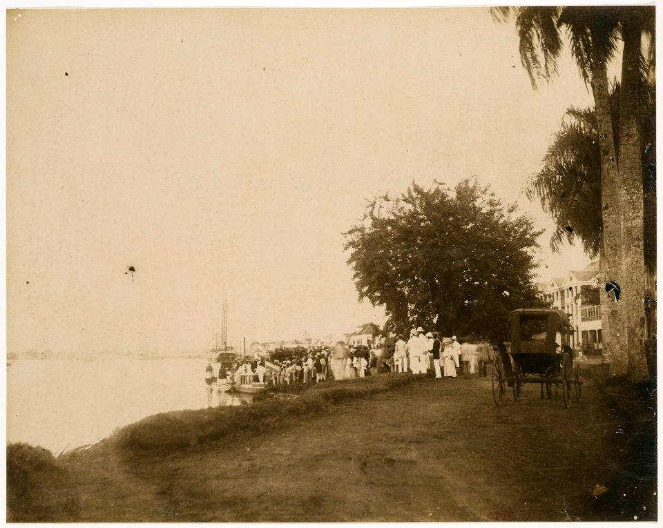 KITLV - 39047 - Muller, Julius Eduard - Paramaribo - The departure of Governor J.H.A.W. Baron van Heerdt tot Eversberg from Paramaribo - 1885