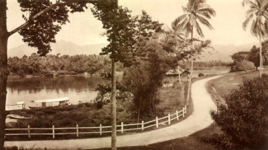 KITLV - 79999 - Kleingrothe, C.J. - Medan - Perak River and river bank in Kuala Kangsar - circa 1910