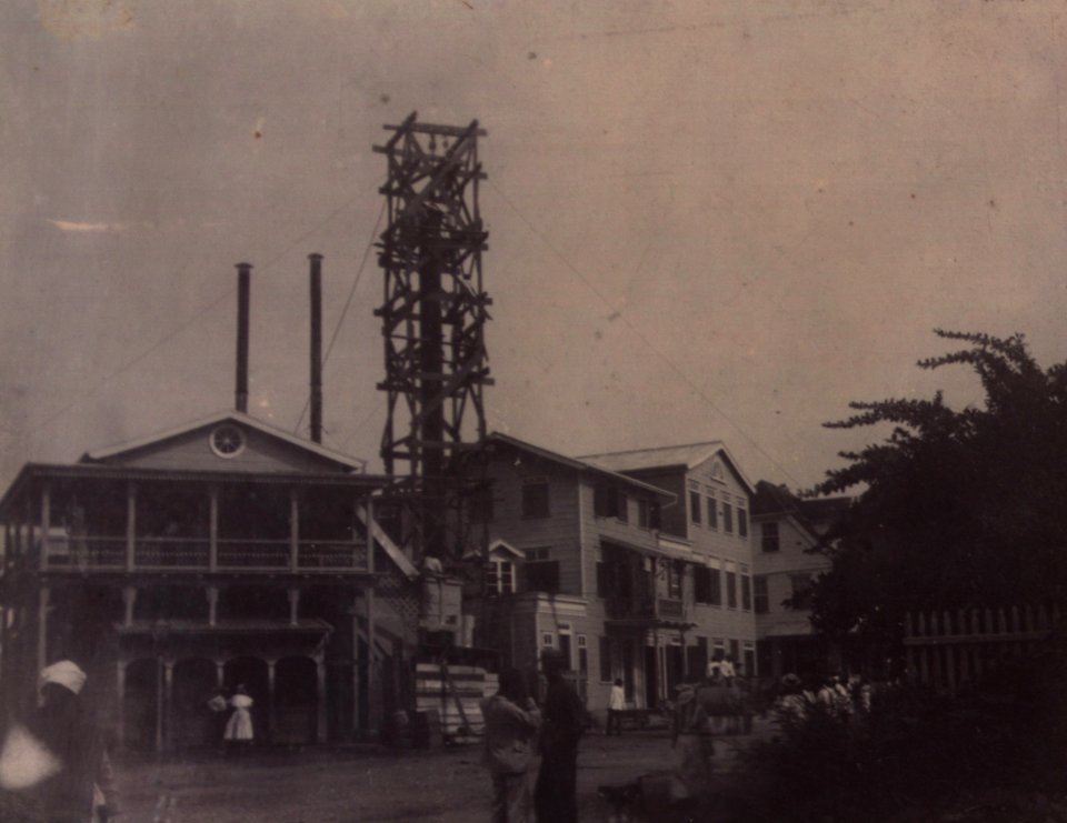 KITLV - 400971 - Construction chimney of the ice factory of the company Sträter Esser & Co. Paramaribo - circa 1900-1910