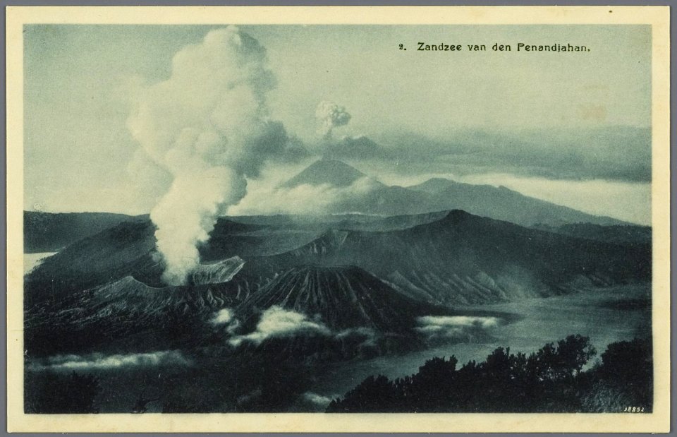 KITLV - 33432 - Kurkdjian, N.V. Photografisch Atelier - Soerabaja - Sand sea (Lautan pasir) near the Tengger Mountains see from Penanjakan - Mount Bromo - circa 1920