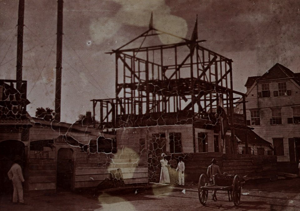 KITLV - 400975 - Construction of an ice factory of the company Sträter Esser and Co. By Mr. Salm in Paramaribo. - 1900-1910