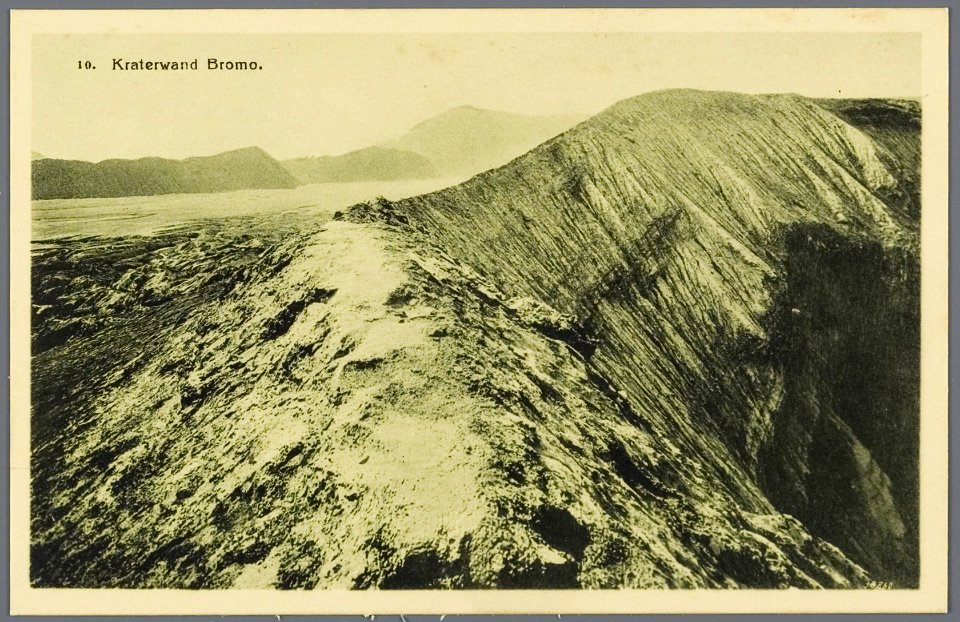 KITLV - 33440 - Kurkdjian, N.V. Photografisch Atelier - Soerabaja - Crater wall of the Mount Bromo volcano - circa 1920