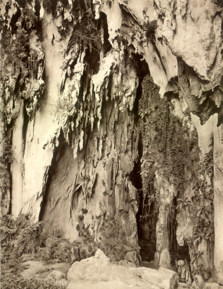 KITLV - 79953 - Kleingrothe, C.J. - Medan - Batu Caves near Kuala Lumpur - circa 1910