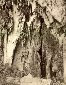 KITLV - 79953 - Kleingrothe, C.J. - Medan - Batu Caves near Kuala Lumpur - circa 1910 photo