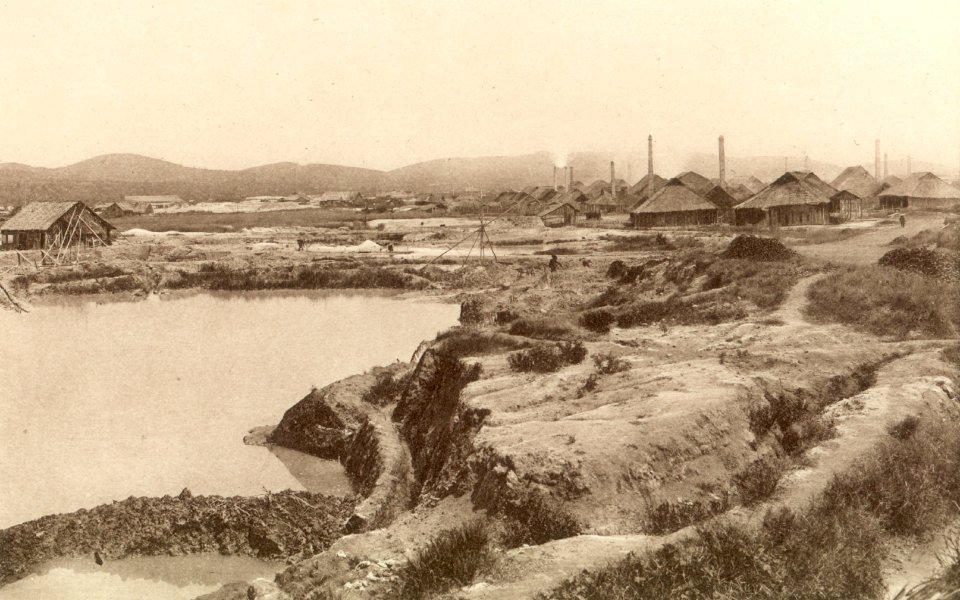 KITLV - 79957 - Kleingrothe, C.J. - Medan - Chinese smelt ovens, probably near a tin mine in Sungai Besi in Kuala Lumpur - circa 1910