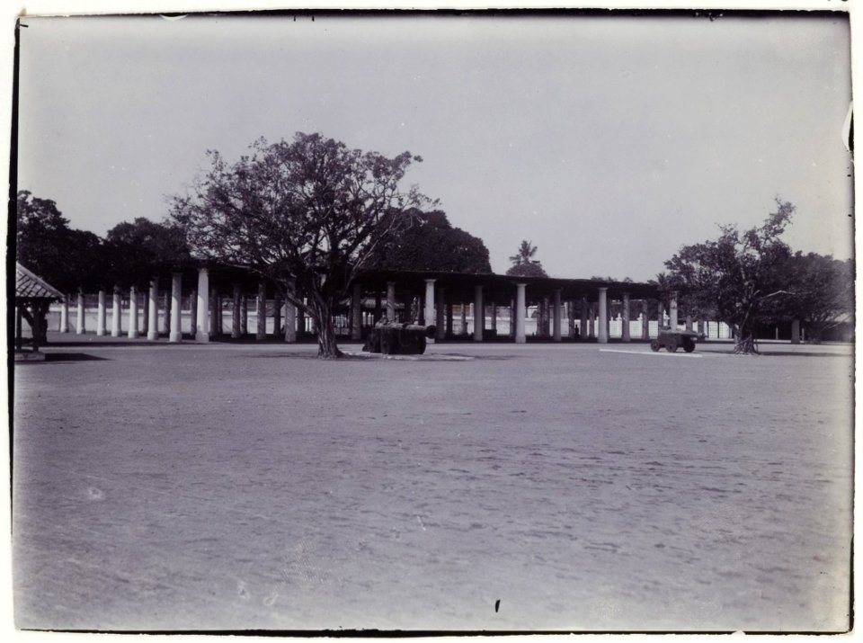 KITLV - 34179 - Kurkdjian, N.V. Photografisch Atelier O. - Soerabaja - Alun-alun at Surakarta - circa 1915
