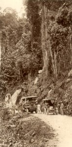 KITLV - 79961 - Kleingrothe, C.J. - Medan - Automobile of the postal service, presumably on the road between Kuala Lumpur and Kuala Kubu - circa 1910