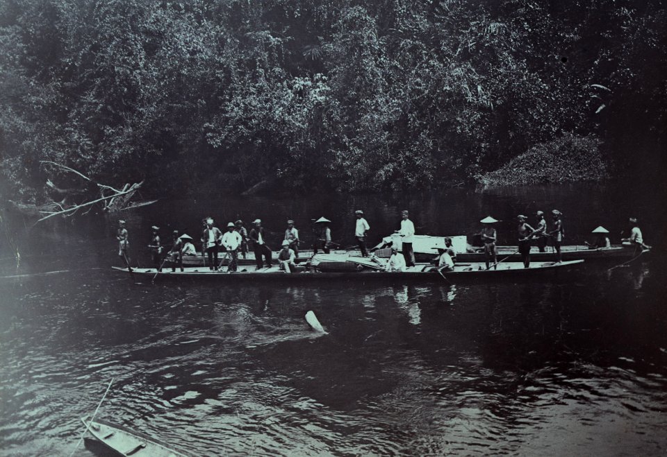 KITLV - 407982 - Demmeni, J. - Return of the mission of the Lower Mahakam in two boats on the Bloeoe River, Central Borneo. Sitting on the front boot (with pith helmet) Dr. A. W. Nieuwenhuis - 1896-1897