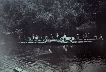 KITLV - 407982 - Demmeni, J. - Return of the mission of the Lower Mahakam in two boats on the Bloeoe River, Central Borneo. Sitting on the front boot (with pith helmet) Dr. A. W. Nieuwenhuis - 1896-1897