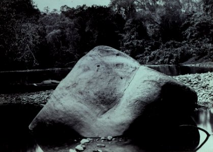 KITLV - 407987 - Demmeni, J. - Batu Kalong; boulder carved with figures in Cehan, tributary of the Upper Mahakam in Central Borneo - 1896-1897
