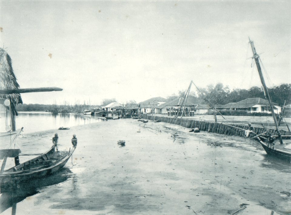 KITLV - 80214 - Kleingrothe, C.J. - Medan - -Beach at Labuhan, Deli- - 1898