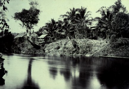 KITLV - 407999 - Demmeni, J. - The establishment of Kwing Irang on the Bloeoe River, Central Borneo. The cabin of the expedition behind the ramp in the center - 1896-1897