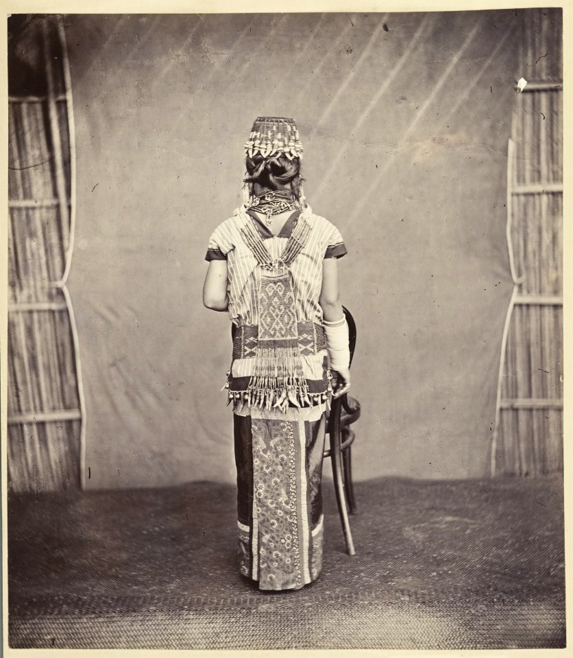 KITLV - 3604 - Lambert & Co., G.R. - Singapore - Dayak woman at Kuching in Sarawak - circa 1888