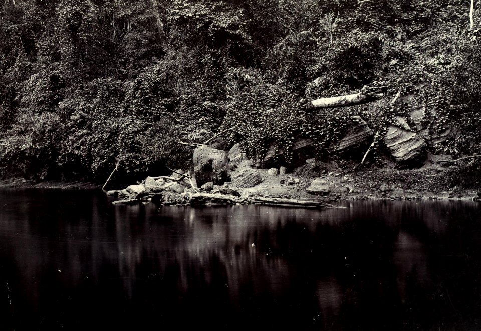 KITLV - 408003 - Demmeni, J. - Crumbling boulders in the Bloeoe River during the Borneo expedition led by Dr. A. W. Nieuwenhuis - 1896-1897