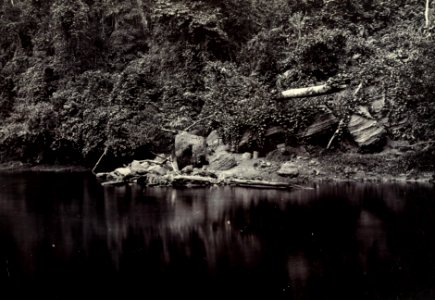 KITLV - 408003 - Demmeni, J. - Crumbling boulders in the Bloeoe River during the Borneo expedition led by Dr. A. W. Nieuwenhuis - 1896-1897