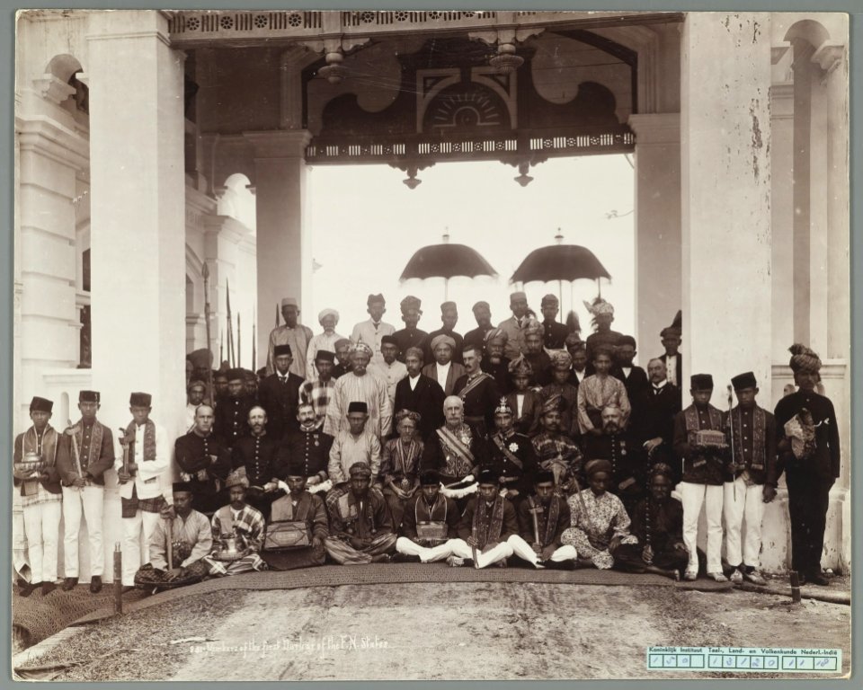 KITLV - 3608 - Lambert & Co., G.R. - Singapore - Members of the first meeting of the Federal Conference in Kuala Kangsar in Perak - 1897-07-14